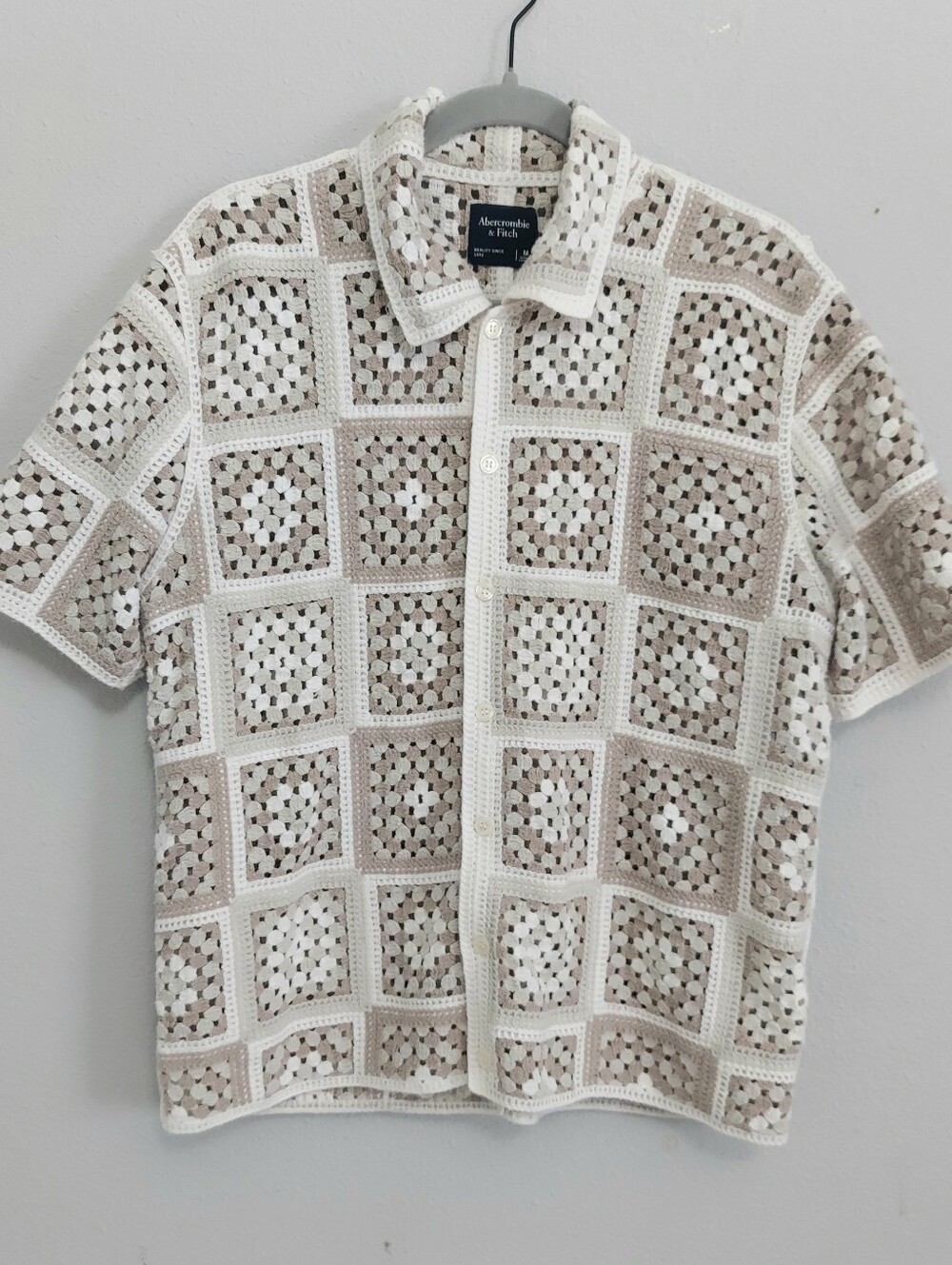 Abercrombie & Fitch Crochet Granny Square Knit Beige Camp Collar Shirt Men M - Picture 2 of 7